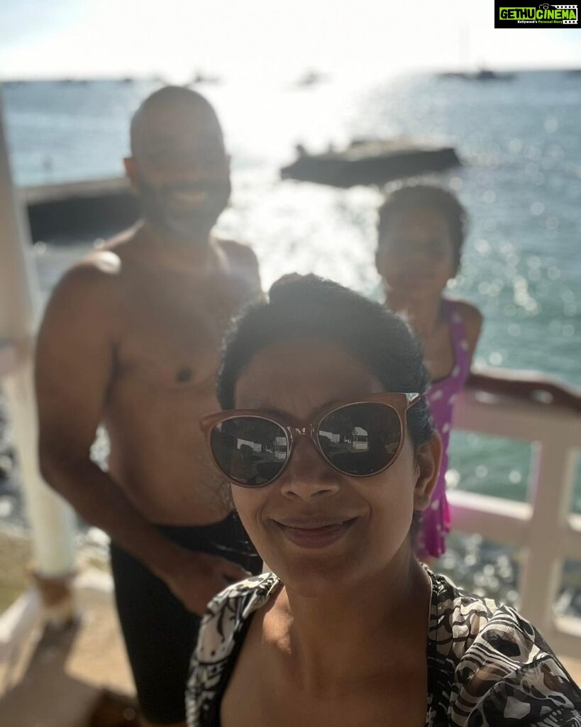 Sonali Kulkarni Instagram - Mauritius Photo Dump 2022 .. 😊💙 #vacation #vacationmode #muritius #family#familytravel #2022 #besttimes