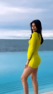 Sonali Raut Instagram - To the top!!💚💛
Edit by @vedantpotan 

#photography #dubai #dubailife #burjalarab #fashion
