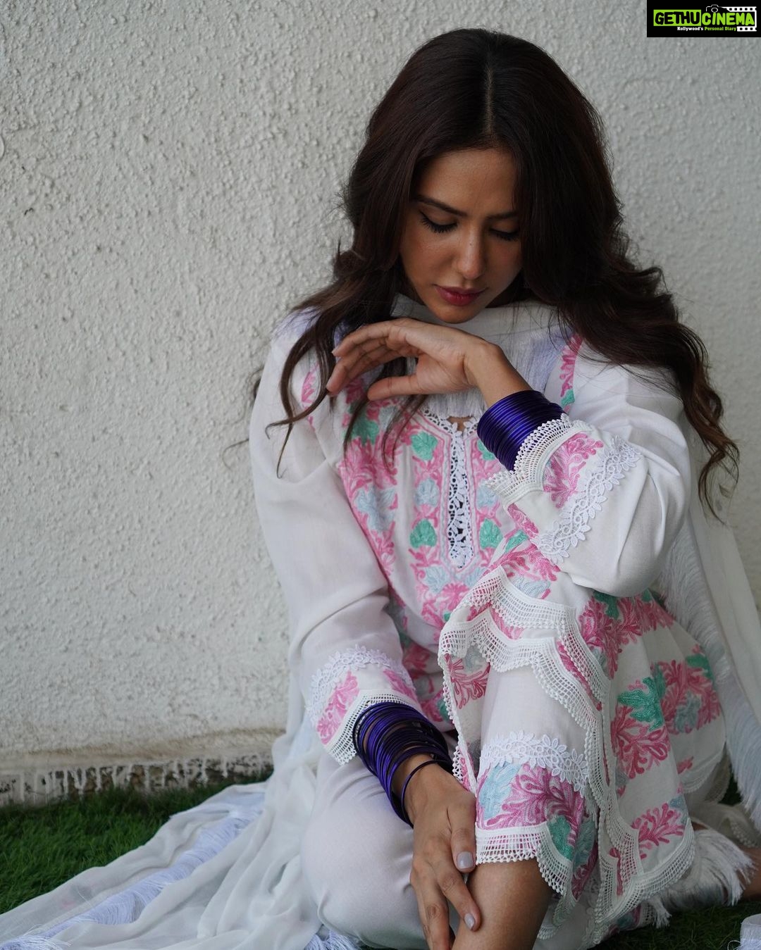Sonam Bajwa Instagram - Godday Godday Cha 🤍 Releasing Worldwide 26th May 2023