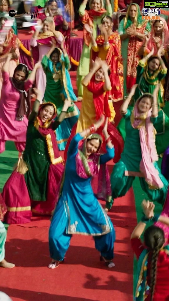 Sonam Bajwa Instagram - Zindagi wich halle tak jinne gaane kitte Bahut amazing experience reha par aa gaana perform karke taan nazaara hi aa gaya. It taught me freedom ❤️ so it will be the most special one always #AllarhanDe song out now #GoddayGoddayChaa releasing worldwide on 26th May! @zeestudiosofficial @vhentertainmentofficial @vijaycam @jagdeepsidhu3 @sonambajwa @taniazworld @gitajbindrakhia @gurjazz @sohisardar @simran_bhardwajofficial @itskrajofficial @nirmalrishiofficial @officialrupinder_rupi @gurpreetkaur.bhangu.5 @iseemakaushal @balwinder_bullet @amritamby @mintukapaofficial @raimanveer @gurdilparas @dimpyo @designer.nitasha @iamrommyarts @jatindersingh811 @rajinderkumargagahar @tipspunjabi @tips @kumartaurani @iamkrutimahesh #NachattarGill @kaptaan__1010 @iamnvee