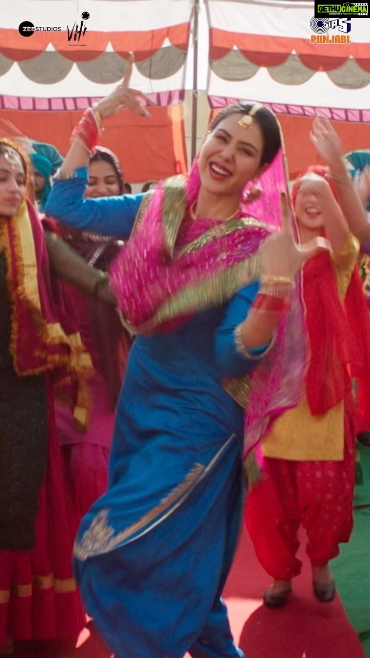 Sonam Bajwa Instagram - Baraat vich bibiyan aayia ne...Giddha te Bhangra behisaab painge💃🏻💃🏻 #AllarhanDe song out Tomorrow #GoddayGoddayChaa releasing worldwide on 26th May! @zeestudiosofficial @vhentertainmentofficial @vijaycam @jagdeepsidhu3 @sonambajwa @taniazworld @gitajbindrakhia @gurjazz @sohisardar @simran_bhardwajofficial @itskrajofficial @nirmalrishiofficial @officialrupinder_rupi @gurpreetkaur.bhangu.5 @iseemakaushal @balwinder_bullet @amritamby @mintukapaofficial @raimanveer @gurdilparas @dimpyo @designer.nitasha @iamrommyarts @jatindersingh811 @rajinderkumargagahar @tipspunjabi @tips @kumartaurani @iamkrutimahesh #NachattarGill @kaptaan__1010