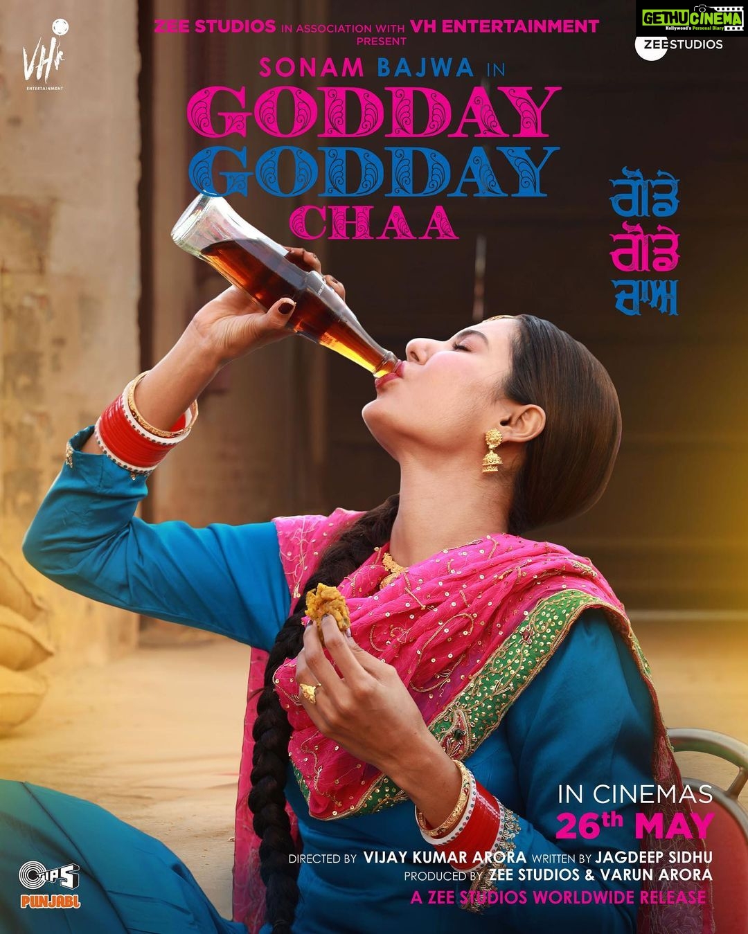 Sonam Bajwa Instagram - Coldrink de naal Pakode….ah ha ha 😋 Saareya ne lahune dilaan wale chaa ❤️❤️ 26 May nu aa rhi hai Godday Godday Chaa 🥳🥳 #GoddayGoddayChaa releasing worldwide on 26th May! @zeestudiosofficial @vhentertainmentofficial @vijaycam @jagdeepsidhu3 @sonambajwa @taniazworld @gitajbindrakhia @gurjazz @sohisardar @simran_bhardwajofficial @itskrajofficial @nirmalrishiofficial @officialrupinder_rupi @gurpreetkaur.bhangu.5 @iseemakaushal @balwinder_bullet @amritamby @mintukapaofficial @raimanveer @gurdilparas @dimpyo @designer.nitasha @iamrommyarts @jatindersingh811 @rajinderkumargagahar @shariq_patel @tipspunjabi @tips @kumartaurani