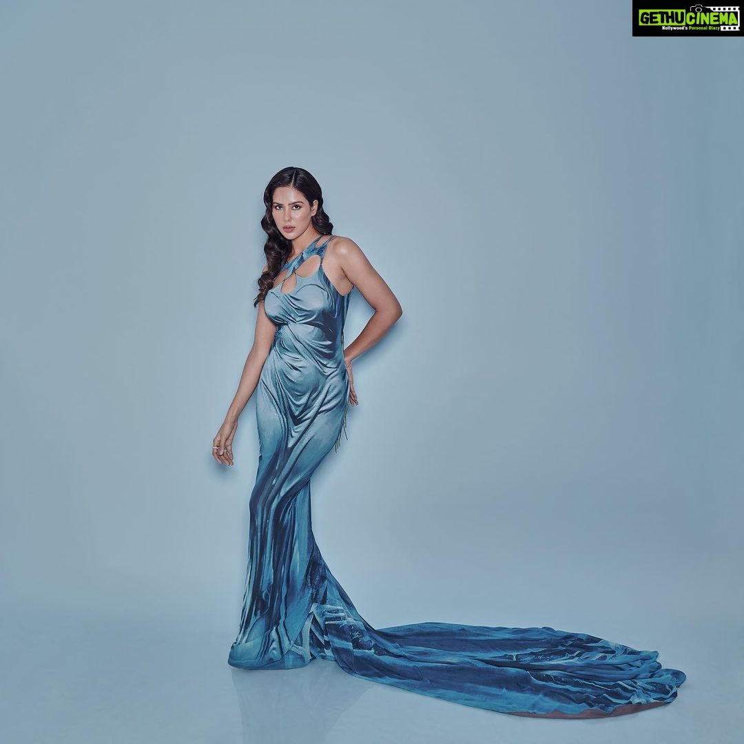 Sonam Bajwa Instagram - About last night for HT Style awards Wearing @syndicalchamber Pictures @aviraj Hair @daksh_hairguru Make up and styling by me 💙