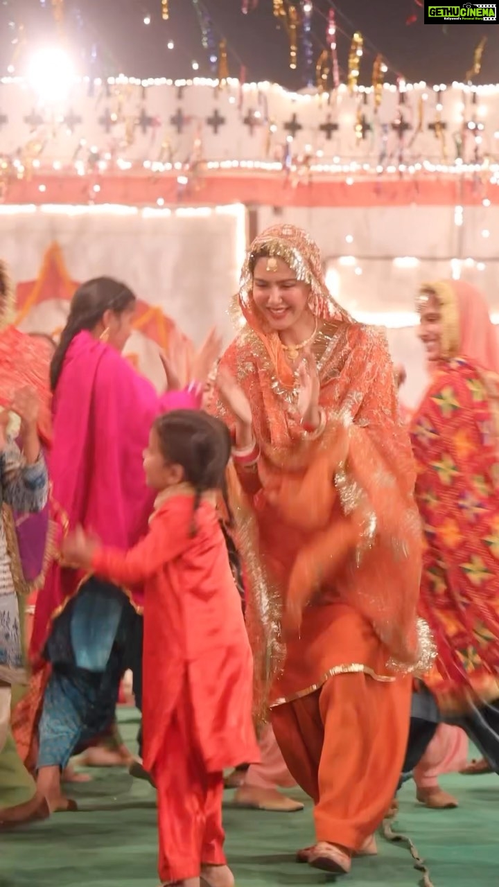 Sonam Bajwa Instagram - Behind the scenes of Sakhiye Saheliye ❤️❤️ So much fun doing this song with all these wonderful ladies #GoddayGoddayChaa releasing worldwide on 26th May! @zeestudiosofficial @vhentertainmentofficial @vijaycam @jagdeepsidhu3 @sonambajwa @taniazworld @gitajbindrakhia @gurjazz @sohisardar @simran_bhardwajofficial @itskrajofficial @nirmalrishiofficial @officialrupinder_rupi @gurpreetkaur.bhangu.5 @iseemakaushal @balwinder_bullet @amritamby @mintukapaofficial @raimanveer @gurdilparas @dimpyo @designer.nitasha @iamrommyarts @jatindersingh811 @rajinderkumargagahar @shariq_patel @tipspunjabi @tips @kumartaurani