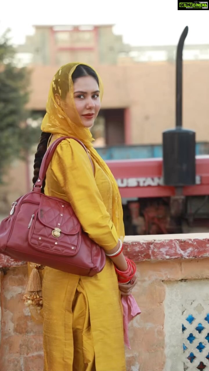 Sonam Bajwa Instagram - Are you all ready??? Bahut mehnat te cha naal film banayi aa… trailer vekh ke dasseyo kiven da lageya #GoddayGoddayChaa Trailer Out Now #GoddayGoddayChaa releasing worldwide on 26th May! @zeestudiosofficial @vhentertainmentofficial @vijaycam @jagdeepsidhu3 @sonambajwa @taniazworld @gitajbindrakhia @gurjazz @sohisardar @simran_bhardwajofficial @itskrajofficial @nirmalrishiofficial @officialrupinder_rupi @gurpreetkaur.bhangu.5 @iseemakaushal @balwinder_bullet @amritamby @mintukapaofficial @raimanveer @gurdilparas @dimpyo @designer.nitasha @iamrommyarts @jatindersingh811 @rajinderkumargagahar @shariq_patel @tipspunjabi @tips @kumartaurani