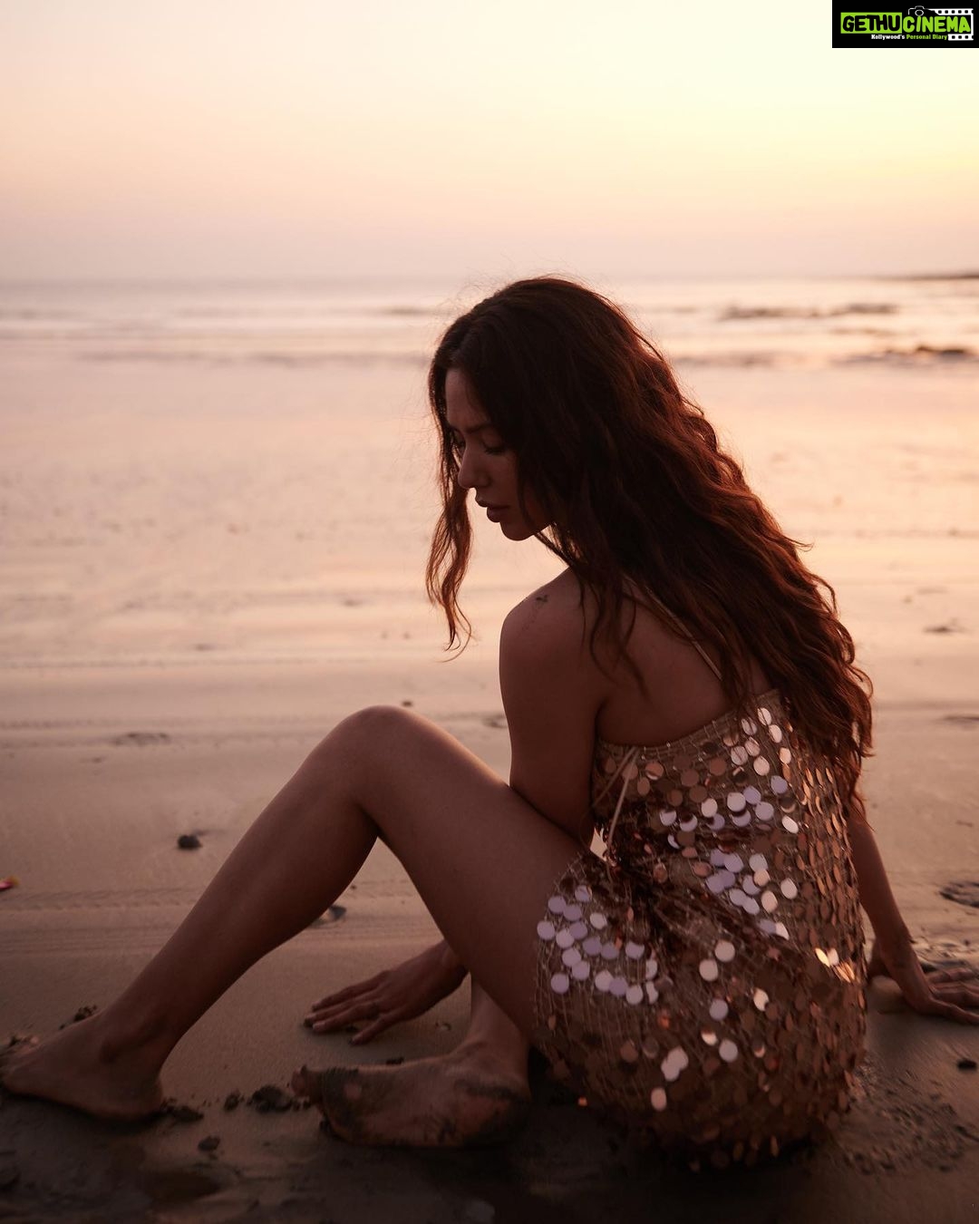 Sonam Bajwa Instagram - This evening was surreal ✨ so beautifully captured by @aviraj and Believe it or not these pictures are absolutely raw , untouched and unedited. This entire shoot we decided to stick to this approach and I am so glad we chose that 🤍