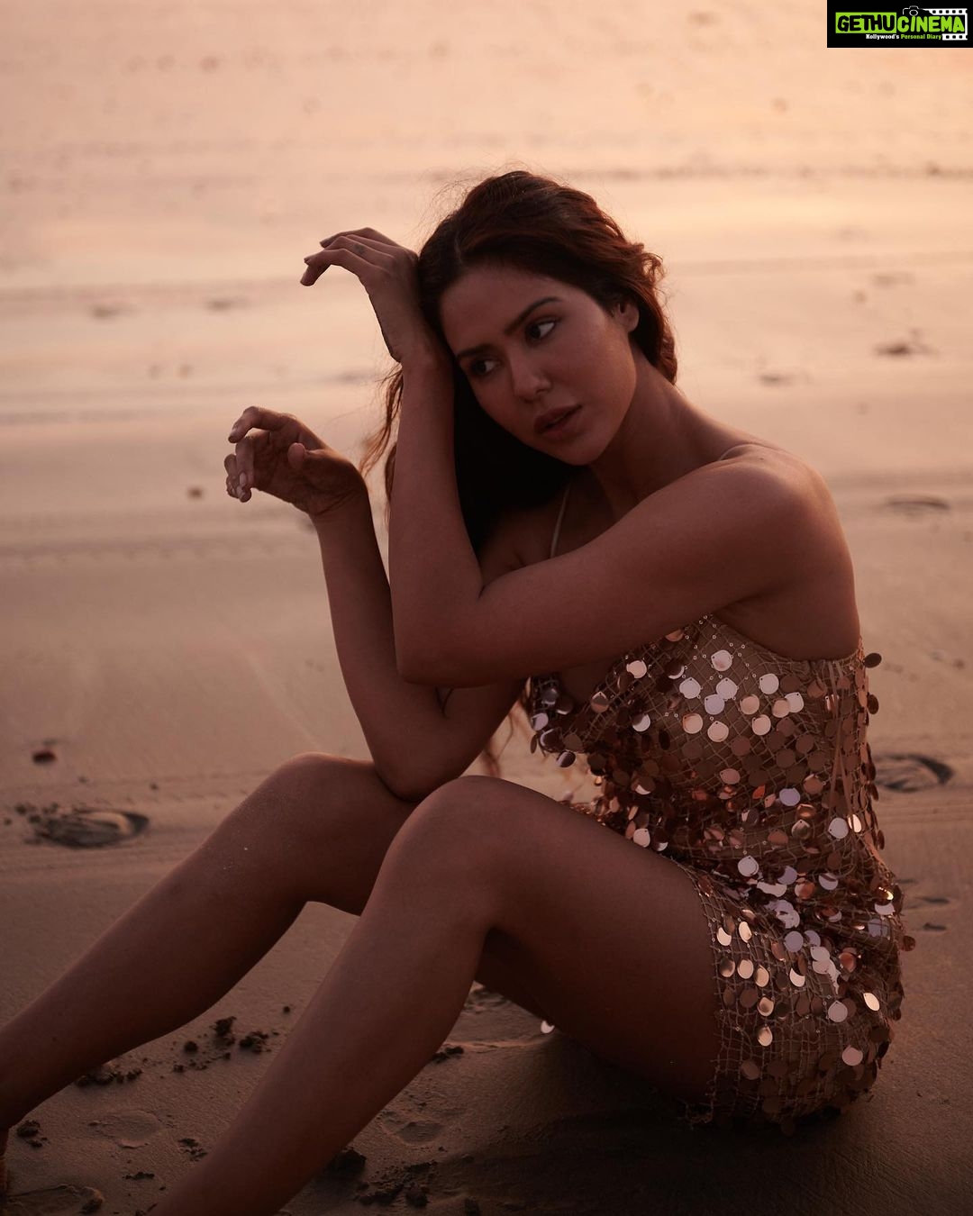 Sonam Bajwa Instagram - This evening was surreal ✨ so beautifully captured by @aviraj and Believe it or not these pictures are absolutely raw , untouched and unedited. This entire shoot we decided to stick to this approach and I am so glad we chose that 🤍