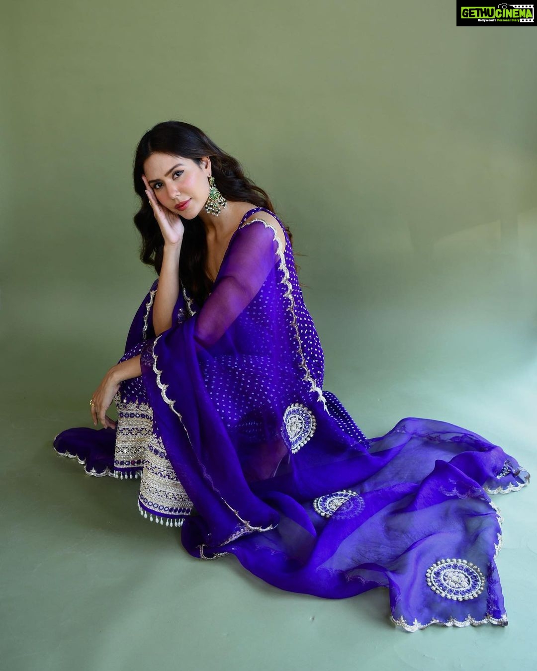 Sonam Bajwa Instagram - For the promotions of ‘Entertainers’ tour at @kapilsharmashow Wearing @anjanabohra_official Make up @bhavyaarora Hair @sahilmore_hair Photographer @rishabhkphotography Styled by me 🤎