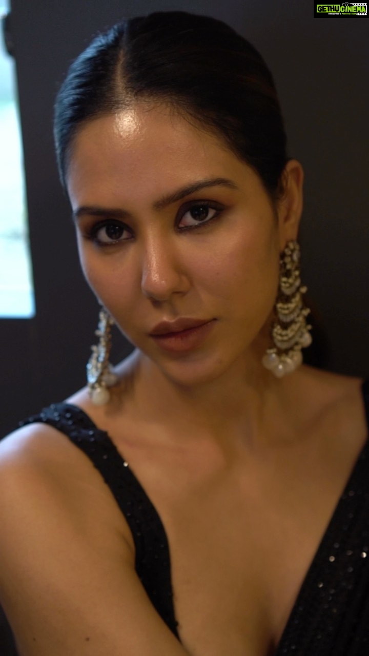 Sonam Bajwa - 1.4 Million Likes - 🌚🌚