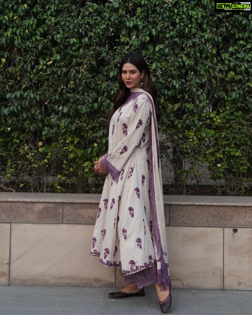 Sonam Bajwa Instagram - Last 10 days of 2022…. Grateful for all that happened and that which didn’t happen this year 🌸