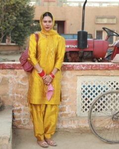 Sonam Bajwa Instagram - Let me introduce you to ‘Raani’ from ‘Godday Godday Chaa’ Can’t wait for you all to meet her in cinemas soon ❤️ Sareyaan da bahut bahut dhanwaad announcement posts nu inna pyaar den layi, inni honsla afzayi layi. Bahut saara pyaar 🌹