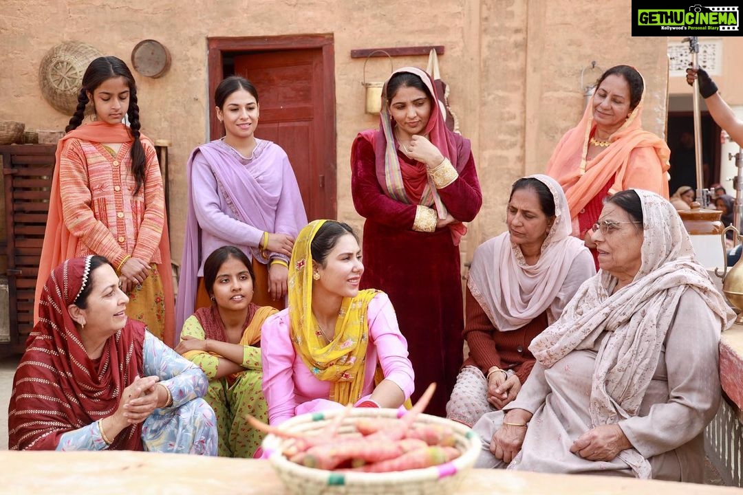 Sonam Bajwa Instagram - Godday Godday Cha ❤️ Have a great weekend and enjoy the movie with your families 🤍
