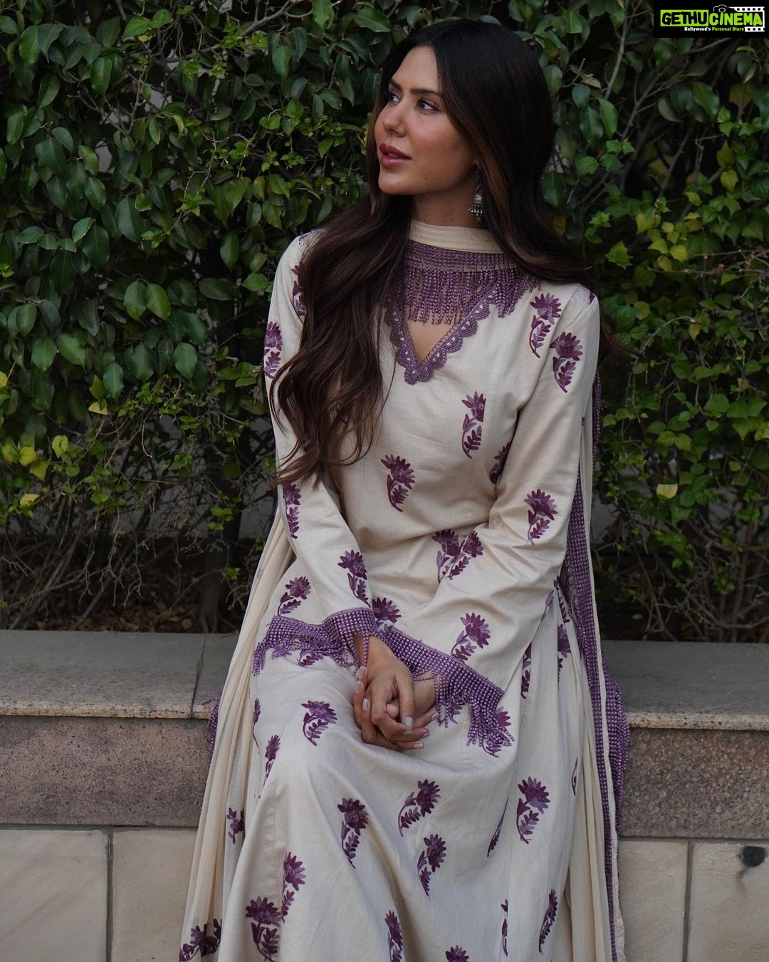 Sonam Bajwa Instagram - Last 10 days of 2022…. Grateful for all that happened and that which didn’t happen this year 🌸