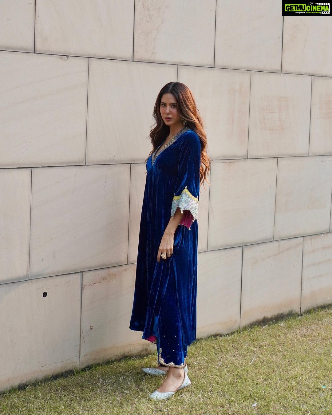 Sonam Bajwa Instagram - Wearing @rajiramniq Earrings @amamajewels Hair @hairbyharrybajwa