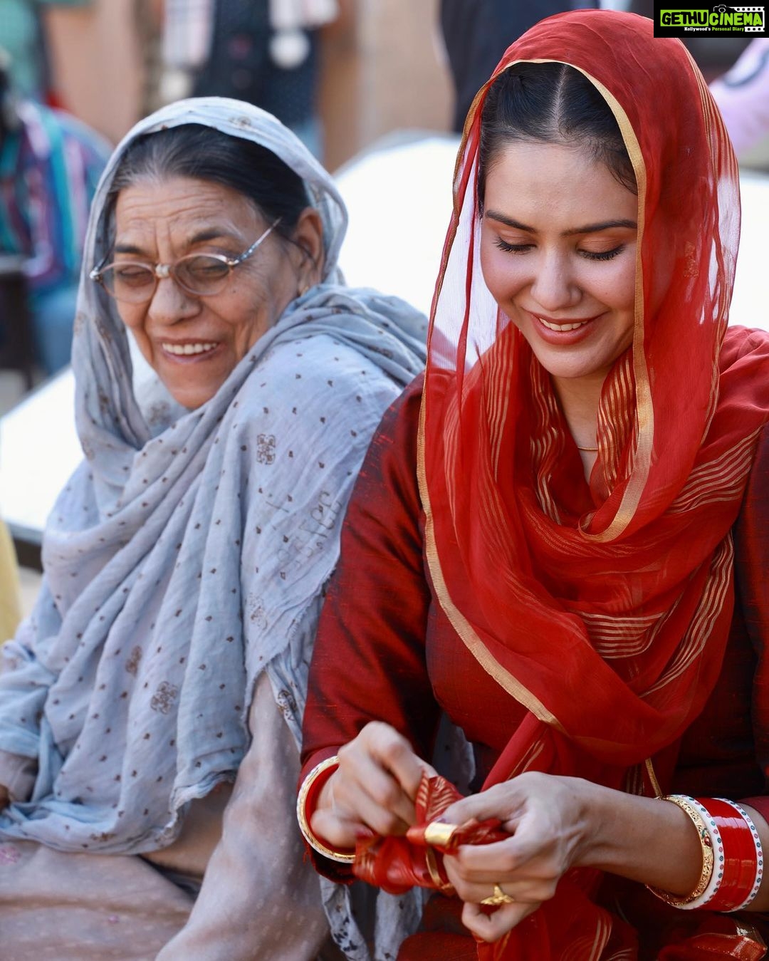 Sonam Bajwa Instagram - Godday Godday Cha ❤️ With my and everyone’s favorite Nirmal Mam Godday Godday Cha in cinemas near you 🙏🏼 Nale dasso ethe kedi scheme chal rahi aa?