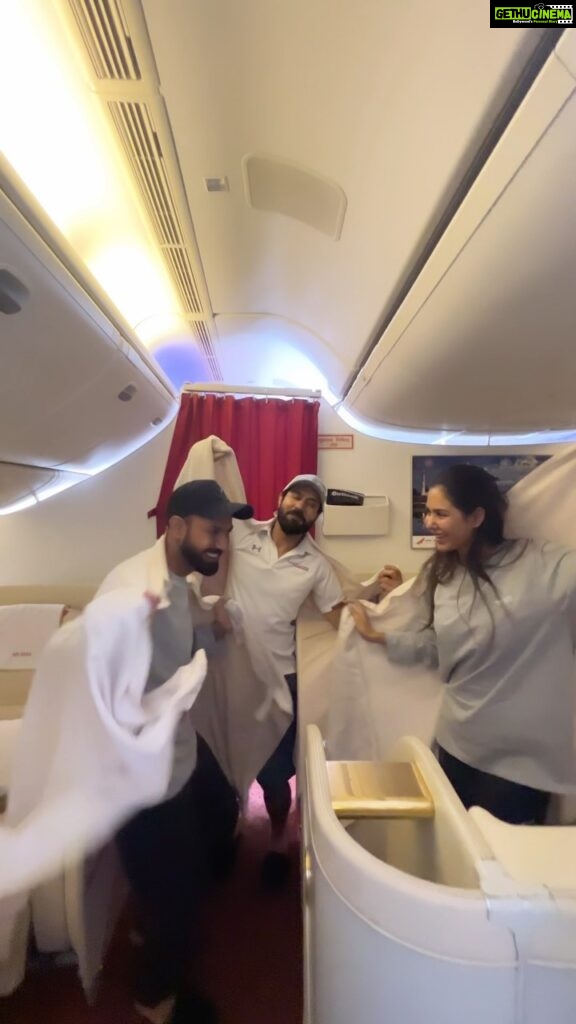 Sonam Bajwa Instagram - In flight entertainment 😂😂😂 Carry on Jatta 3 @gippygrewal @binnudhillons