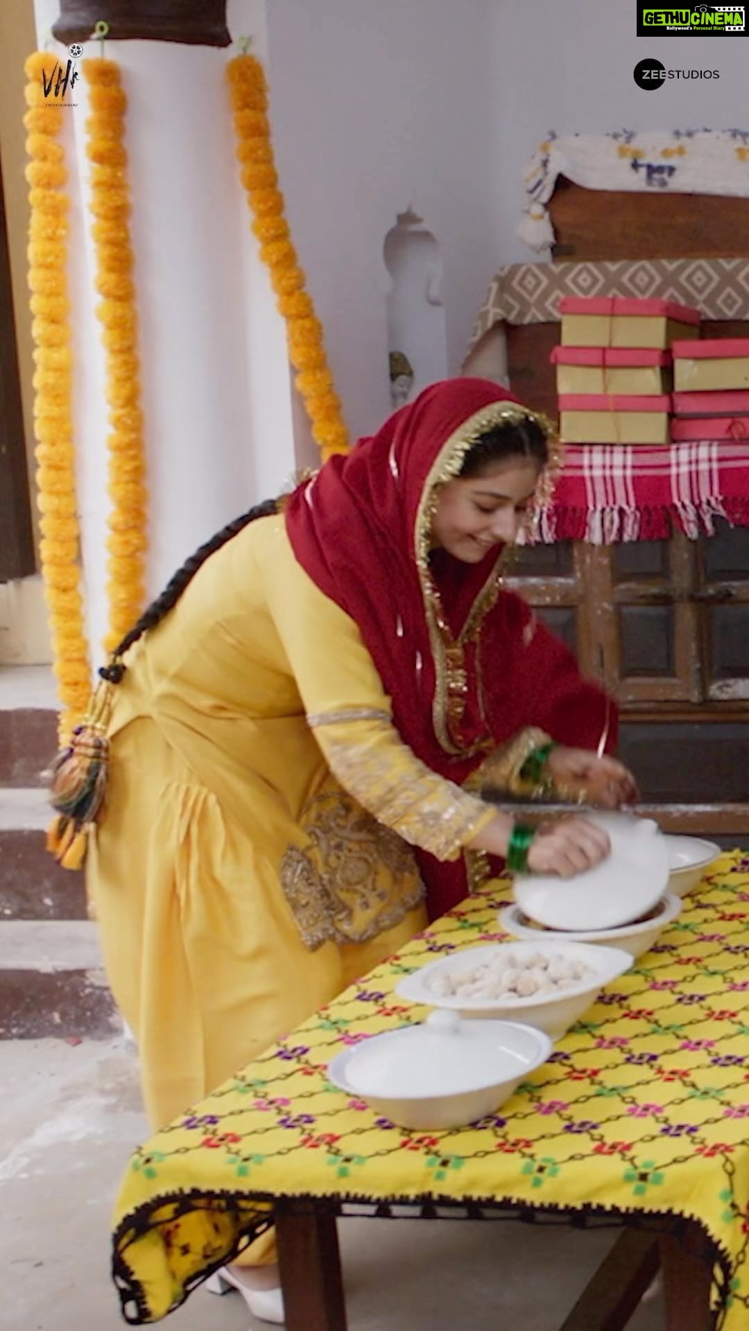 Sonam Bajwa Instagram - Nikko 20 saal di ho gayi te ajj tkk gulab jamun nahi khaye??? #GoddayGoddayChaa Releasing worldwide on 26th May! @zeestudiosofficial @vhentertainmentofficial @vijaycam @jagdeepsidhu3 @sonambajwa @taniazworld @gitajbindrakhia @gurjazz @sohisardar @simran_bhardwajofficial @itskrajofficial @nirmalrishiofficial @officialrupinder_rupi @gurpreetkaur.bhangu.5 @iseemakaushal @balwinder_bullet @amritamby @mintukapaofficial @raimanveer @gurdilparas @dimpyo @designer.nitasha @iamrommyarts @jatindersingh811 @rajinderkumargagahar
