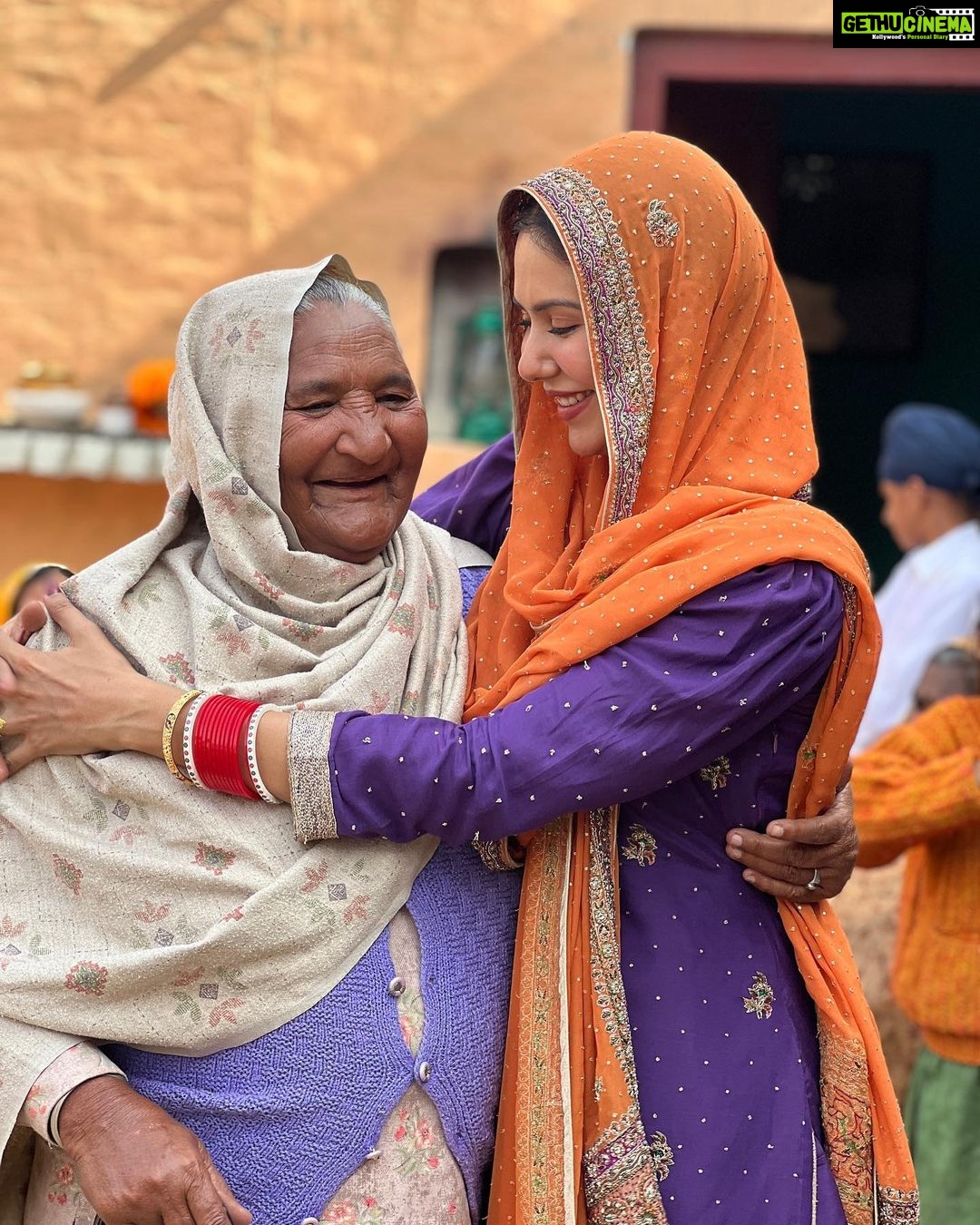sonam-bajwa-instagram-met-her-on-the-sets-of-goddaygoddaychaa-she
