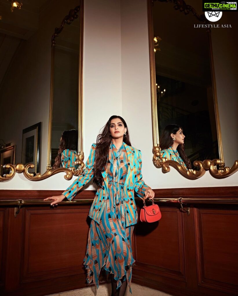 Sonam Kapoor Instagram - You can never go wrong with a little old-fashioned class. Publication: @lifestyleasiaindia @lsa.arena Editor-in-chief: Rahul Gangwani (@rahulgangs_) Photographer: The House Of Pixels (@thehouseofpixels) Stylist: Devanshi Tuli (@devanshi.15) Hair and Make-up: Namrata Soni (@namratasoni), assisted by Mehvish Majithia (@mehvish.majithia) Shoot production: Mayukh Majumdar (@mayuxkh) Talent Management: Neha Gadhwalla Mir (@neeha7) All looks: Gucci (@gucci)