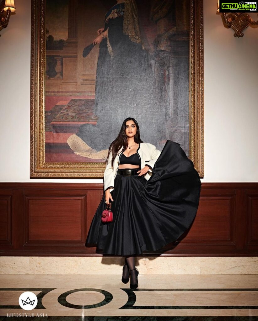 Sonam Kapoor Instagram - You can never go wrong with a little old-fashioned class. Publication: @lifestyleasiaindia @lsa.arena Editor-in-chief: Rahul Gangwani (@rahulgangs_) Photographer: The House Of Pixels (@thehouseofpixels) Stylist: Devanshi Tuli (@devanshi.15) Hair and Make-up: Namrata Soni (@namratasoni), assisted by Mehvish Majithia (@mehvish.majithia) Shoot production: Mayukh Majumdar (@mayuxkh) Talent Management: Neha Gadhwalla Mir (@neeha7) All looks: Gucci (@gucci)