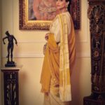 Sonam Kapoor Instagram - In a simple linen sari with vintage jewels . I find saris the most comfortable to wear in the indian heat. Thank you @anavila_m for making some of the chicest and most beautiful saris that scream simplicity. Style @rheakapoor @abhilashatd @devanshi.15 Beauty @namratasoni 📸 @thehouseofpixels Delhi, India