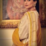 Sonam Kapoor Instagram – In a simple linen sari with vintage jewels . I find saris the most comfortable to wear in the indian heat. Thank you @anavila_m for making some of the chicest and most beautiful saris that scream simplicity.

Style @rheakapoor @abhilashatd @devanshi.15
Beauty @namratasoni
📸 @thehouseofpixels Delhi, India