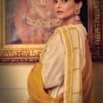 Sonam Kapoor Instagram - In a simple linen sari with vintage jewels . I find saris the most comfortable to wear in the indian heat. Thank you @anavila_m for making some of the chicest and most beautiful saris that scream simplicity. Style @rheakapoor @abhilashatd @devanshi.15 Beauty @namratasoni 📸 @thehouseofpixels Delhi, India