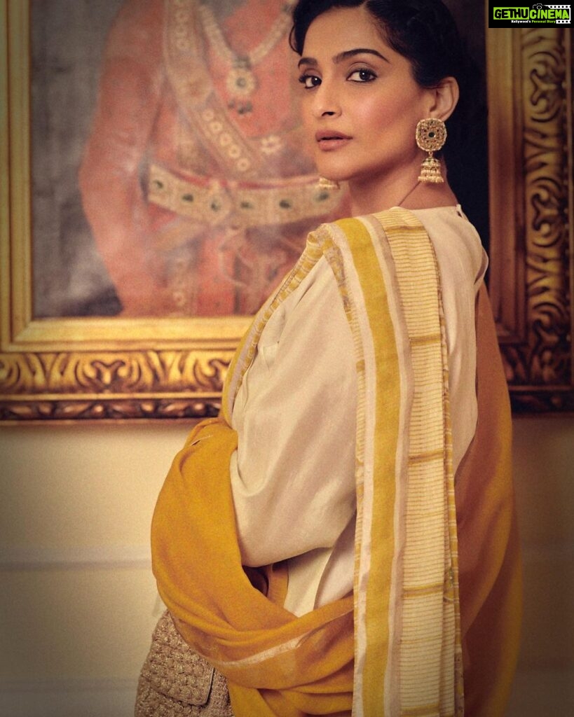 Sonam Kapoor Instagram - In a simple linen sari with vintage jewels . I find saris the most comfortable to wear in the indian heat. Thank you @anavila_m for making some of the chicest and most beautiful saris that scream simplicity. Style @rheakapoor @abhilashatd @devanshi.15 Beauty @namratasoni 📸 @thehouseofpixels Delhi, India
