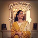 Sonam Kapoor Instagram - In a simple linen sari with vintage jewels . I find saris the most comfortable to wear in the indian heat. Thank you @anavila_m for making some of the chicest and most beautiful saris that scream simplicity. Style @rheakapoor @abhilashatd @devanshi.15 Beauty @namratasoni 📸 @thehouseofpixels Delhi, India
