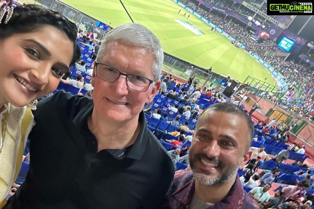 Sonam Kapoor Instagram - #TimCook and entire @apple team - we hope you’ve had a lovely stay here and leave encouraged and positive on Apple’s outlook in the country. We’re so grateful for the care and attention you’ve given to creating your signature world class experience here. 🙏 @anandahuja Delhi, India