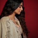 Sonam Kapoor Instagram - Worked with some of my favorite designers for the 15th Anniversary Cover Shoot Of Grazia. Forever in awe of these artists! Featured here: @rahulmishra_7 @abujanisandeepkhosla @anamikakhanna.in @suhanipittie Photograph: Avani Rai Fashion Director: Pasham Alwani Words: Mehernaaz Dhondy Hair and Make-up: Namrata Soni Assisted by (styling): Nishtha Parwani, Nahid Nawaaz Production Assistant: Yusuf Lokhandwala @graziaindia
