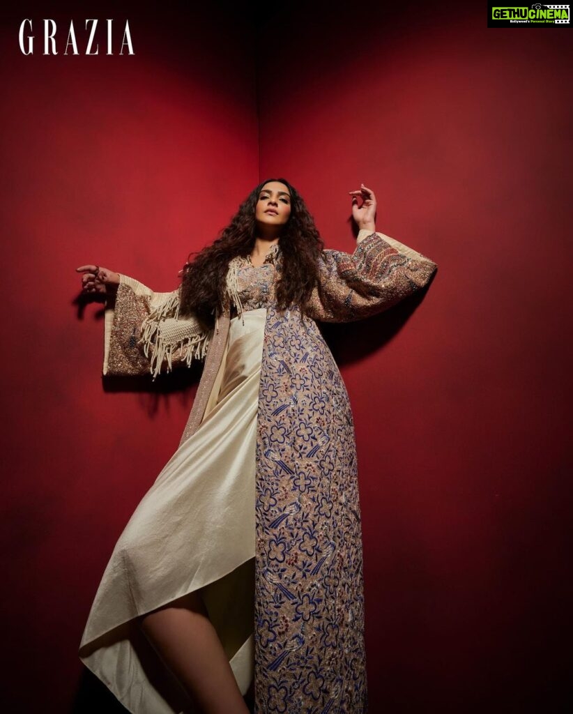 Sonam Kapoor Instagram - Worked with some of my favorite designers for the 15th Anniversary Cover Shoot Of Grazia. Forever in awe of these artists! Featured here: @rahulmishra_7 @abujanisandeepkhosla @anamikakhanna.in @suhanipittie Photograph: Avani Rai Fashion Director: Pasham Alwani Words: Mehernaaz Dhondy Hair and Make-up: Namrata Soni Assisted by (styling): Nishtha Parwani, Nahid Nawaaz Production Assistant: Yusuf Lokhandwala @graziaindia