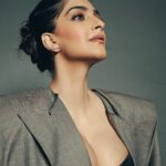 Sonam Kapoor Instagram - Such a stunning @apple store launched in Bombay. But was most impressed with the members that are a part of the Apple leadership and the team that they’ve built. Kudos to the company. Outfit : @junyawatanabe Earrings : @gehnajewellers1 and @amrapalijewels Rings : @gehnajewellers1 @amrapalijewels @goldsmiths_jewellery Shoes : @sergiorossi Bag : @louisvuitton X @yayoikusama_ Make up and Hair : @namratasoni Styling : @rheakapoor @manishamelwani @abhilashatd Styling assistants : @aashjain_ @fusionandfashion07 Photography : @thehouseofpixels #apple #encouragethearts Mumbai, Maharashtra