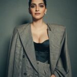 Sonam Kapoor Instagram - Such a stunning @apple store launched in Bombay. But was most impressed with the members that are a part of the Apple leadership and the team that they’ve built. Kudos to the company. Outfit : @junyawatanabe Earrings : @gehnajewellers1 and @amrapalijewels Rings : @gehnajewellers1 @amrapalijewels @goldsmiths_jewellery Shoes : @sergiorossi Bag : @louisvuitton X @yayoikusama_ Make up and Hair : @namratasoni Styling : @rheakapoor @manishamelwani @abhilashatd Styling assistants : @aashjain_ @fusionandfashion07 Photography : @thehouseofpixels #apple #encouragethearts Mumbai, Maharashtra