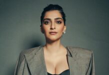 Sonam Kapoor Instagram - Such a stunning @apple store launched in Bombay. But was most impressed with the members that are a part of the Apple leadership and the team that they’ve built. Kudos to the company. Outfit : @junyawatanabe Earrings : @gehnajewellers1 and @amrapalijewels Rings : @gehnajewellers1 @amrapalijewels @goldsmiths_jewellery Shoes : @sergiorossi Bag : @louisvuitton X @yayoikusama_ Make up and Hair : @namratasoni Styling : @rheakapoor @manishamelwani @abhilashatd Styling assistants : @aashjain_ @fusionandfashion07 Photography : @thehouseofpixels #apple #encouragethearts Mumbai, Maharashtra