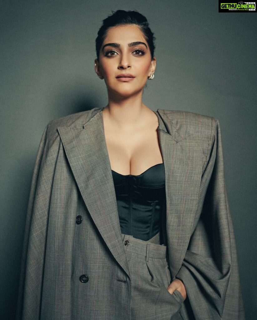 Sonam Kapoor Instagram - Such a stunning @apple store launched in Bombay. But was most impressed with the members that are a part of the Apple leadership and the team that they’ve built. Kudos to the company. Outfit : @junyawatanabe Earrings : @gehnajewellers1 and @amrapalijewels Rings : @gehnajewellers1 @amrapalijewels @goldsmiths_jewellery Shoes : @sergiorossi Bag : @louisvuitton X @yayoikusama_ Make up and Hair : @namratasoni Styling : @rheakapoor @manishamelwani @abhilashatd Styling assistants : @aashjain_ @fusionandfashion07 Photography : @thehouseofpixels #apple #encouragethearts Mumbai, Maharashtra