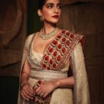 Sonam Kapoor Instagram - What a spectacular evening ! What a show! Thank you @jjvalaya for making me the most beautiful sari. Outfit : @jjvalaya @amigos.rizwan Necklace : @khannajewellerskj Earrings : @estaagems Shoes : @aprajitatoor @elevate_promotions Bag : @abhilasha_pret_jewelry Make up : @namratasoni Hair : @bbhiral Styling : @rheakapoor Styled with : @abhilashatd @dipteeagarwal Photography : @thehouseofpixels BKC