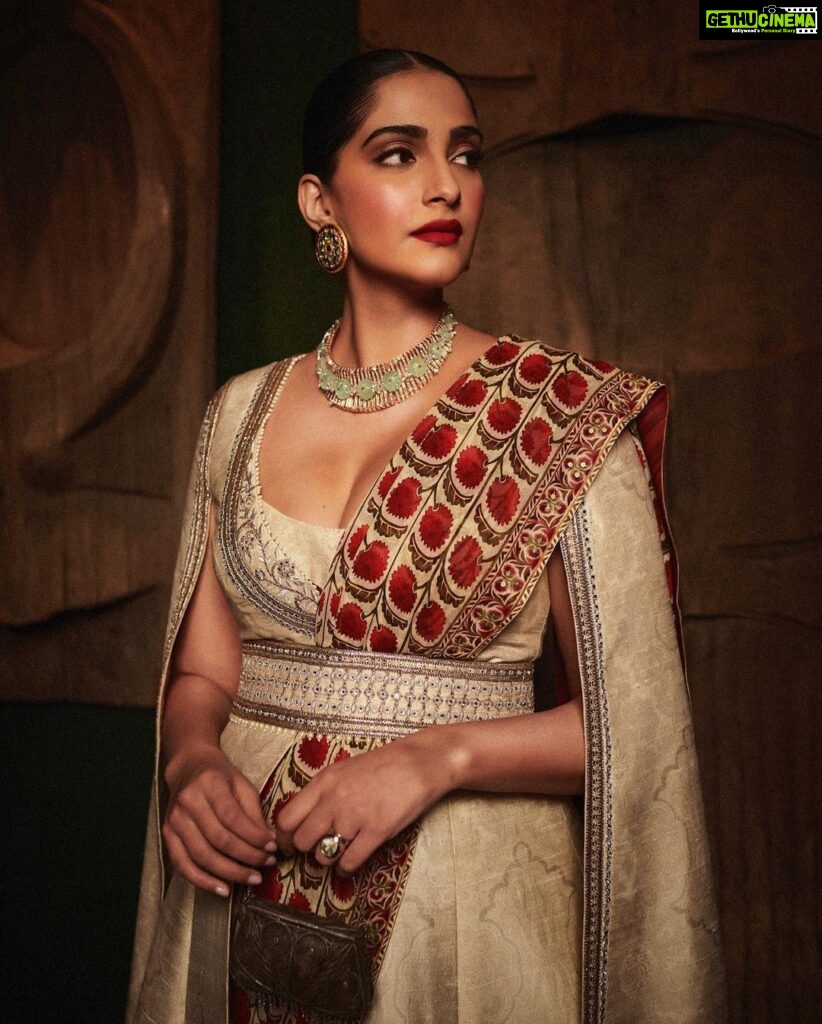 Sonam Kapoor Instagram - What a spectacular evening ! What a show! Thank you @jjvalaya for making me the most beautiful sari. Outfit : @jjvalaya @amigos.rizwan Necklace : @khannajewellerskj Earrings : @estaagems Shoes : @aprajitatoor @elevate_promotions Bag : @abhilasha_pret_jewelry Make up : @namratasoni Hair : @bbhiral Styling : @rheakapoor Styled with : @abhilashatd @dipteeagarwal Photography : @thehouseofpixels BKC