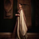 Sonam Kapoor Instagram - What a spectacular evening ! What a show! Thank you @jjvalaya for making me the most beautiful sari. Outfit : @jjvalaya @amigos.rizwan Necklace : @khannajewellerskj Earrings : @estaagems Shoes : @aprajitatoor @elevate_promotions Bag : @abhilasha_pret_jewelry Make up : @namratasoni Hair : @bbhiral Styling : @rheakapoor Styled with : @abhilashatd @dipteeagarwal Photography : @thehouseofpixels BKC