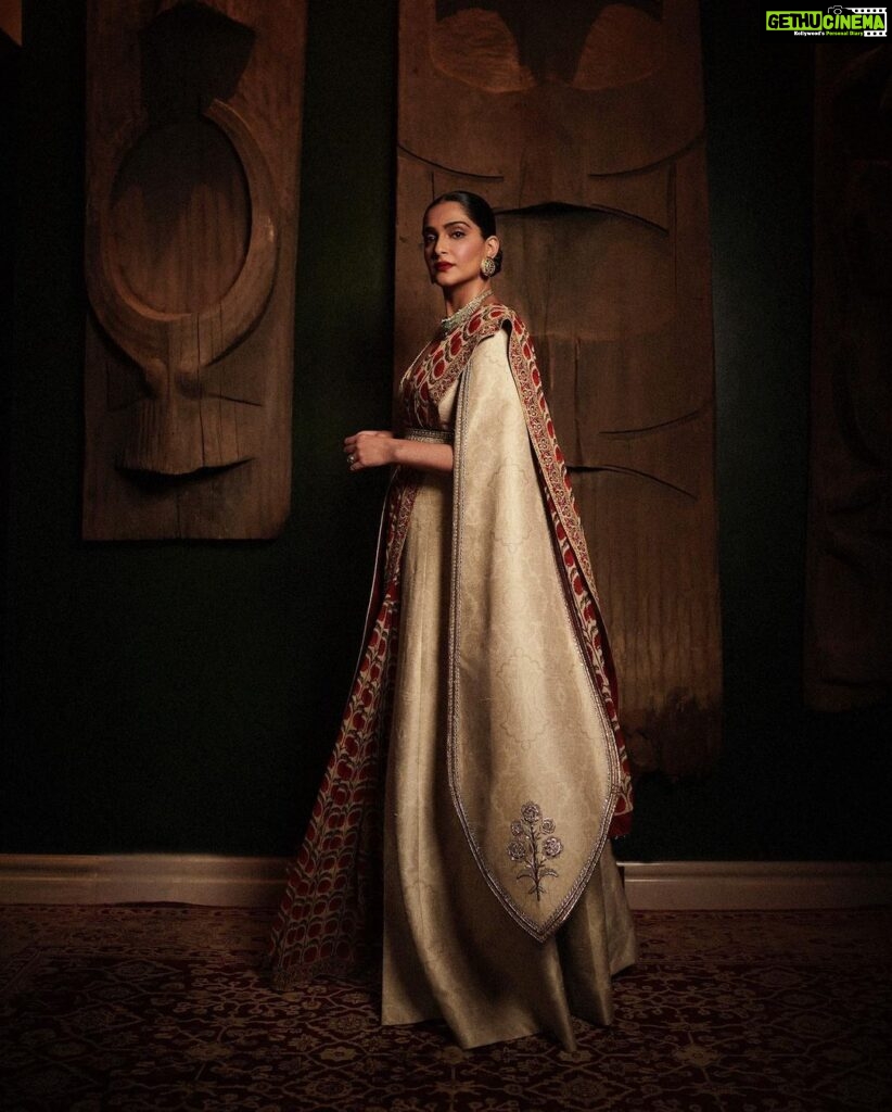 Sonam Kapoor Instagram - What a spectacular evening ! What a show! Thank you @jjvalaya for making me the most beautiful sari. Outfit : @jjvalaya @amigos.rizwan Necklace : @khannajewellerskj Earrings : @estaagems Shoes : @aprajitatoor @elevate_promotions Bag : @abhilasha_pret_jewelry Make up : @namratasoni Hair : @bbhiral Styling : @rheakapoor Styled with : @abhilashatd @dipteeagarwal Photography : @thehouseofpixels BKC