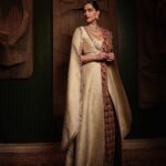 Sonam Kapoor Instagram - What a spectacular evening ! What a show! Thank you @jjvalaya for making me the most beautiful sari. Outfit : @jjvalaya @amigos.rizwan Necklace : @khannajewellerskj Earrings : @estaagems Shoes : @aprajitatoor @elevate_promotions Bag : @abhilasha_pret_jewelry Make up : @namratasoni Hair : @bbhiral Styling : @rheakapoor Styled with : @abhilashatd @dipteeagarwal Photography : @thehouseofpixels BKC