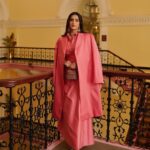 Sonam Kapoor Instagram - So excited to welcome Dior to India, showcasing the incomparable craft of our country and sharing it with the world. Outfit @dior @mariagraziachiuri Jewels @thegempalace Pearls vintage @kapoor.sunita Styled by @nikhilmansata Beauty @namratasoni 📸 @thehouseofpixels #diorfall23 The Taj Mahal Palace, Mumbai