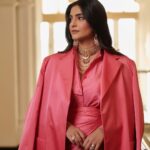 Sonam Kapoor Instagram - So excited to welcome Dior to India, showcasing the incomparable craft of our country and sharing it with the world. Outfit @dior @mariagraziachiuri Jewels @thegempalace Pearls vintage @kapoor.sunita Styled by @nikhilmansata Beauty @namratasoni 📸 @thehouseofpixels #diorfall23 The Taj Mahal Palace, Mumbai
