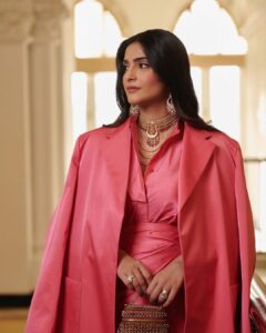 Sonam Kapoor Instagram - So excited to welcome Dior to India, showcasing the incomparable craft of our country and sharing it with the world. 

 

Outfit @dior @mariagraziachiuri 
Jewels @thegempalace 
Pearls vintage @kapoor.sunita 
Styled by @nikhilmansata 
Beauty @namratasoni 
📸 @thehouseofpixels 

#diorfall23