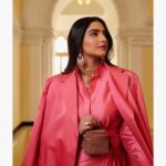 Sonam Kapoor Instagram - So excited to welcome Dior to India, showcasing the incomparable craft of our country and sharing it with the world. Outfit @dior @mariagraziachiuri Jewels @thegempalace Pearls vintage @kapoor.sunita Styled by @nikhilmansata Beauty @namratasoni 📸 @thehouseofpixels #diorfall23 The Taj Mahal Palace, Mumbai