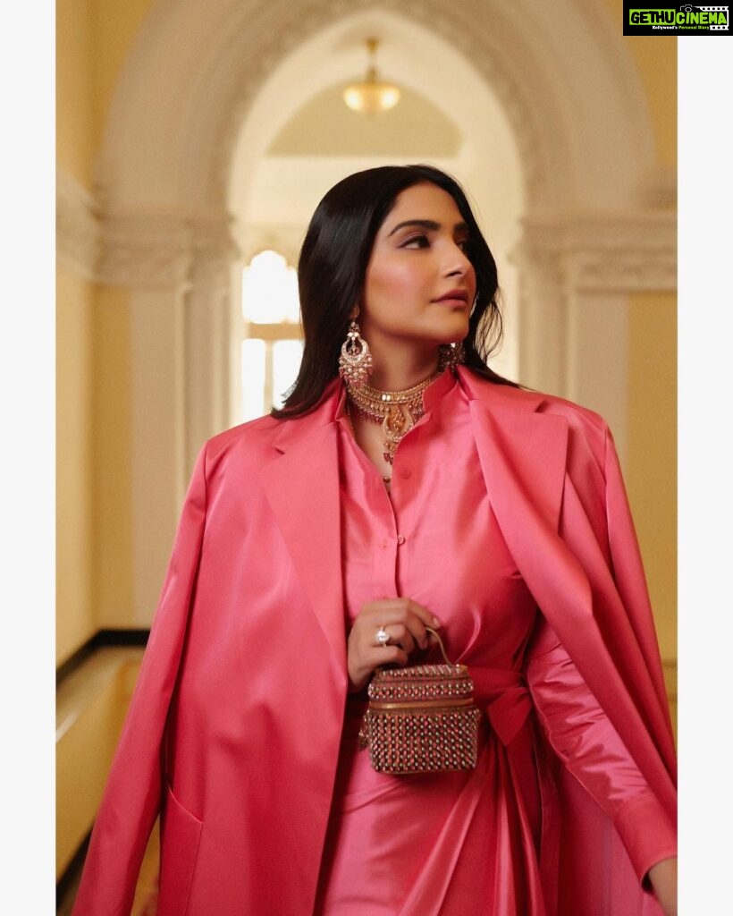 Sonam Kapoor Instagram - So excited to welcome Dior to India, showcasing the incomparable craft of our country and sharing it with the world. Outfit @dior @mariagraziachiuri Jewels @thegempalace Pearls vintage @kapoor.sunita Styled by @nikhilmansata Beauty @namratasoni 📸 @thehouseofpixels #diorfall23 The Taj Mahal Palace, Mumbai