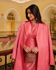 Sonam Kapoor Instagram - So excited to welcome Dior to India, showcasing the incomparable craft of our country and sharing it with the world. 

 

Outfit @dior @mariagraziachiuri 
Jewels @thegempalace 
Pearls vintage @kapoor.sunita 
Styled by @nikhilmansata 
Beauty @namratasoni 
📸 @thehouseofpixels 

#diorfall23