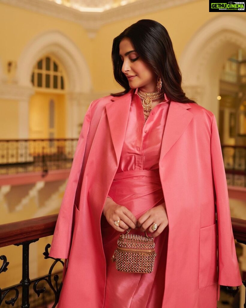 Sonam Kapoor Instagram - So excited to welcome Dior to India, showcasing the incomparable craft of our country and sharing it with the world. Outfit @dior @mariagraziachiuri Jewels @thegempalace Pearls vintage @kapoor.sunita Styled by @nikhilmansata Beauty @namratasoni 📸 @thehouseofpixels #diorfall23 The Taj Mahal Palace, Mumbai