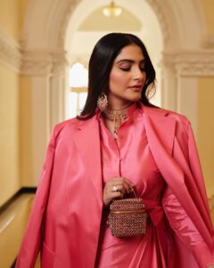 Sonam Kapoor Instagram - So excited to welcome Dior to India, showcasing the incomparable craft of our country and sharing it with the world. 

 

Outfit @dior @mariagraziachiuri 
Jewels @thegempalace 
Pearls vintage @kapoor.sunita 
Styled by @nikhilmansata 
Beauty @namratasoni 
📸 @thehouseofpixels 

#diorfall23