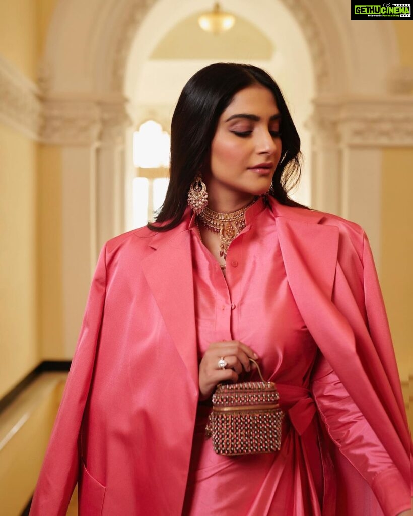 Sonam Kapoor Instagram - So excited to welcome Dior to India, showcasing the incomparable craft of our country and sharing it with the world. Outfit @dior @mariagraziachiuri Jewels @thegempalace Pearls vintage @kapoor.sunita Styled by @nikhilmansata Beauty @namratasoni 📸 @thehouseofpixels #diorfall23 The Taj Mahal Palace, Mumbai